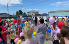 Сотрудники полиции вместе с общественниками на детском празднике провели всероссийскую акцию «Зарядка со стражем порядка»