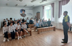 Госавтоинспекторы в рамках профилактической акции «Внимание дети!» проводят беседы со школьниками