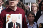 Алексей Текслер с супругой Ириной и сыном Михаилом приняли участие в шествии «Бессмертного полка» в Челябинске