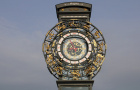 В сквере имени Гагарина установлены башенные часы, единственные в России