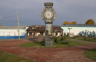 В сквере имени Гагарина установлены башенные часы, единственные в России